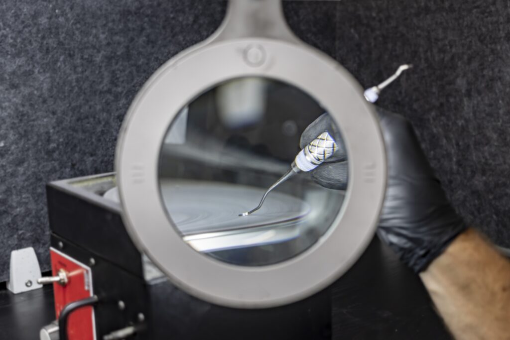 Curette wordt onder de loep gecontroleerd na het slijpen